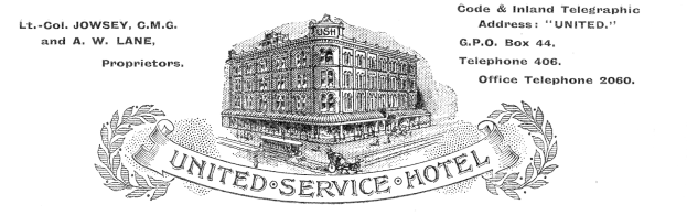Schwarz-weiß-Zeichnung eines Gebäudes mit der Aufschrift "United Service Hotel" und einem großen Eingang sowie mehreren Fenstern und einem dekorativen Rahmen.