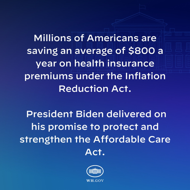Blauer Hintergrund mit weißer Schrift, die besagt "Millionen von Amerikanern sparen durchschnittlich 800 USD pro Jahr an Krankenversicherungsprämien unter dem Inflation Reduction Act" in der Mitte, mit einem Logo.