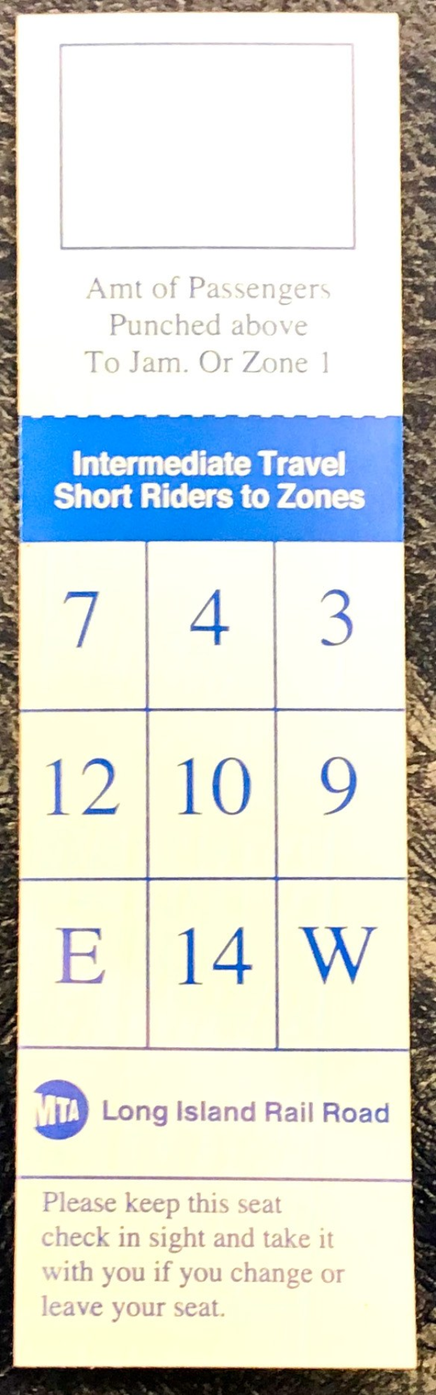 Blauer und weißer Fahrschein mit gedrucktem Text und Zahlen, die eine Route angeben, auf einem Tisch.