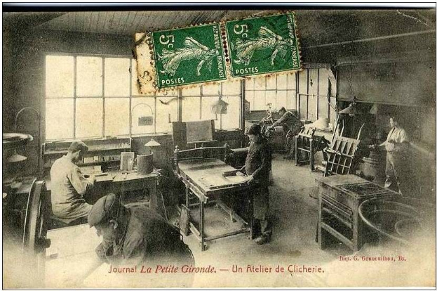 Schwarzes und weißes Foto von Arbeitern in einer Fabrikumgebung, mit Menschen an Tischen sitzend und stehend, Fenstern im Hintergrund und Text unten lesend 'Journal La Petite Gironde - Un Atelier de Clicherie'.