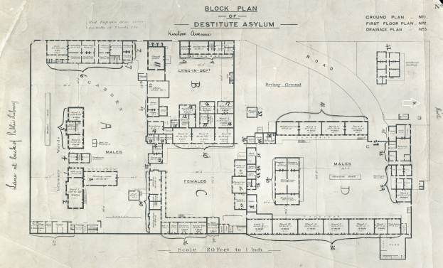 Architektonischer Grundriss eines Gebäudes mit mehreren Zimmern, einschließlich eines detaillierten Blockplans eines Obdachlosenasyls, das mit Text beschriftet ist, der das Layout beschreibt.