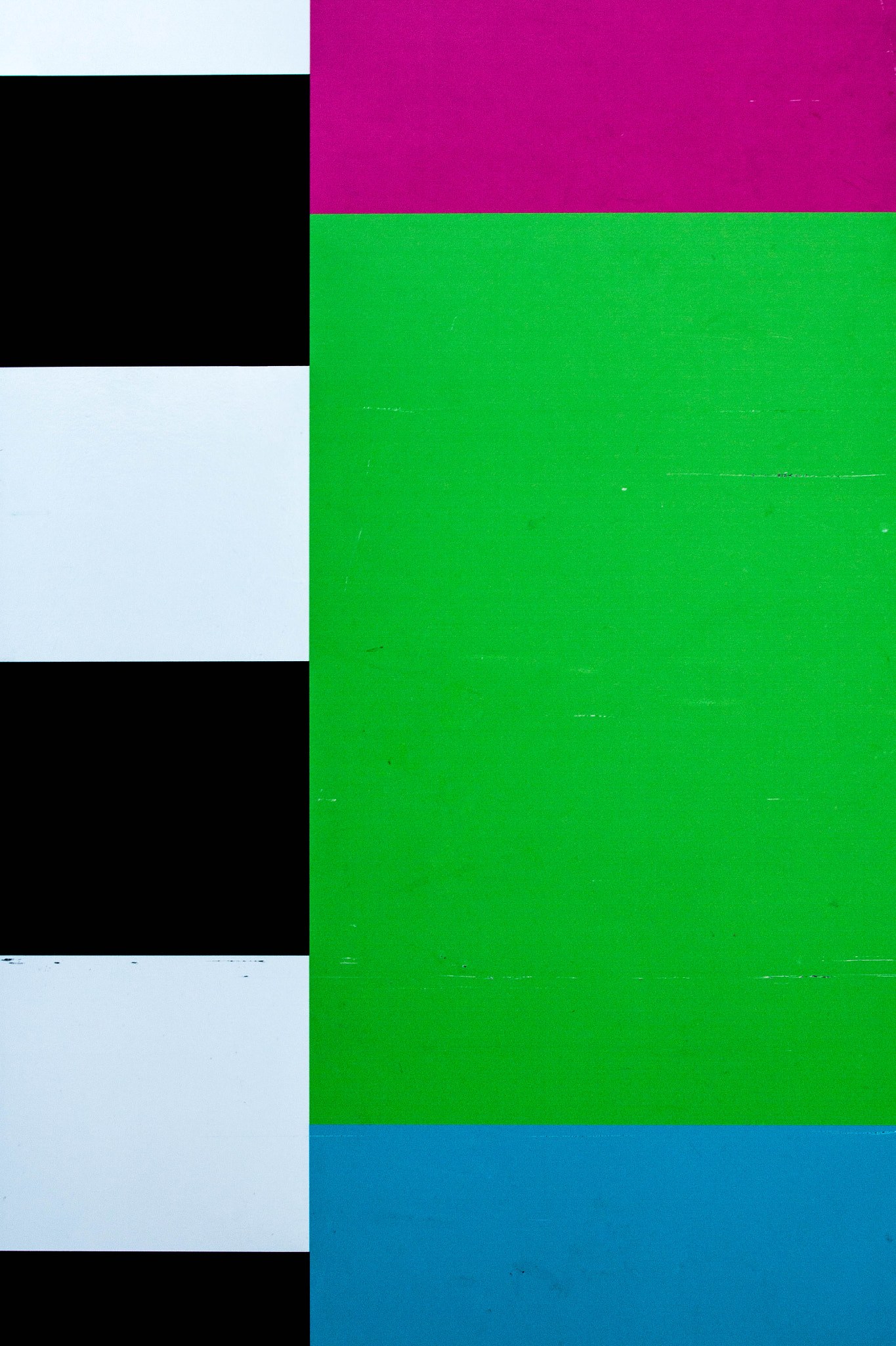 Ein Fernseher, der ein vibrierendes Bild mit grünen, pinken, blauen und schwarzen Farben anzeigt.