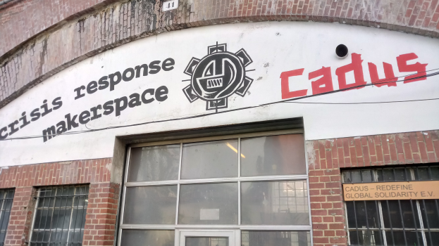 Ein Gebäude mit Glasfenstern und einer Tür, mit einem Schild, auf dem "Crisis Response Makerspace" steht.