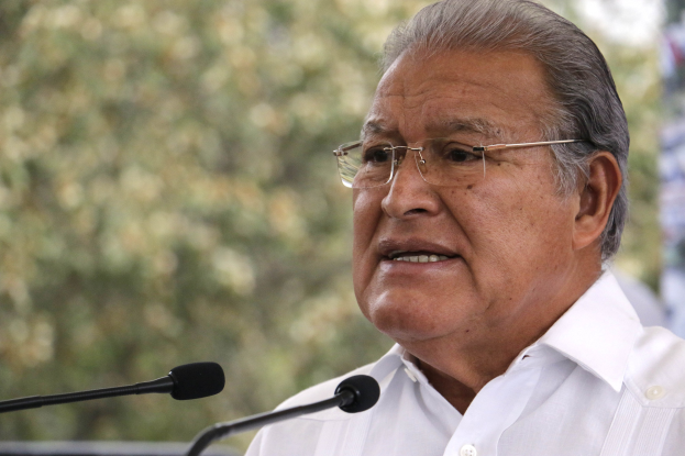 Ein Mann in einem weißen Hemd und Brille spricht in ein Mikrofon, wahrscheinlich in Reaktion auf eine Entscheidung des Obersten Gerichts.