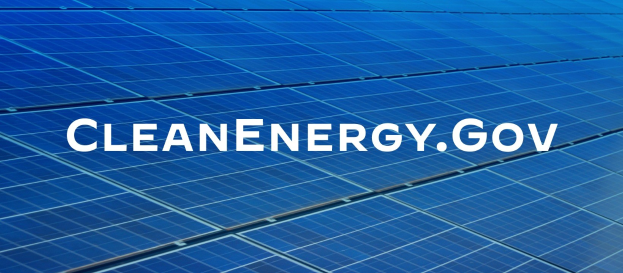 Blauer Solarpanel mit weißer Text 'Clean Energy Gov' in der Mitte, Teil eines Gittermusters.