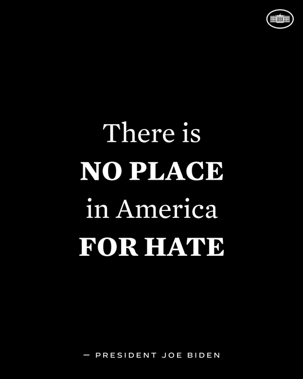 Ein schwarzer Hintergrund mit fetter weißer Schrift, die 'Es gibt keinen Platz für Hass in Amerika' zitiert - ein Zitat von Präsident Joe Biden.