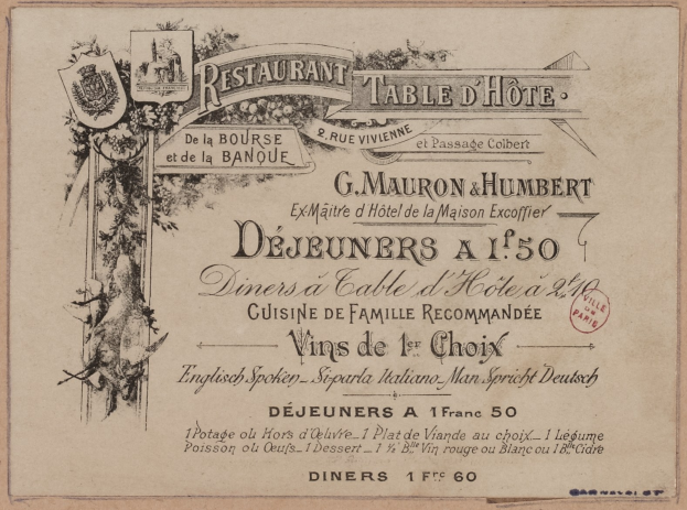 Ein verblichenes Restaurantmenü mit einer nostalgischen Illustration eines Mannes und einer Frau, auf dem die Speisenangebote aufgeführt sind.