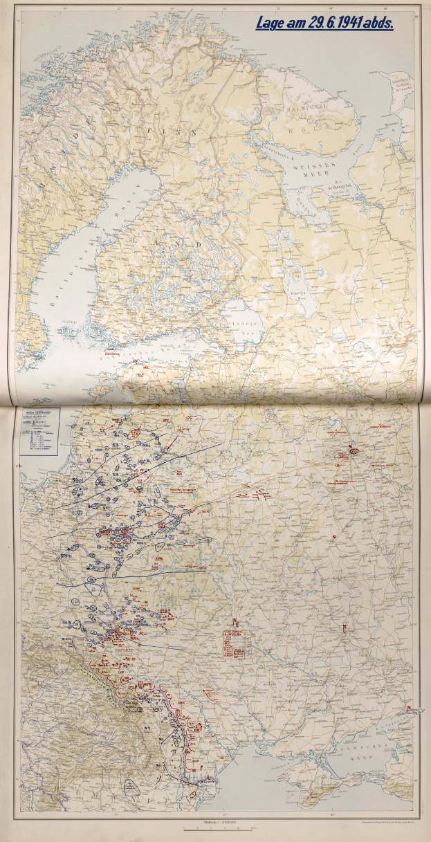 Ein altes Buch mit einer detaillierten Europa-Karte auf dem Cover, die geografische Merkmale wie Flüsse, Berge und Städte zeigt und von Text begleitet wird, der Orte benennt.