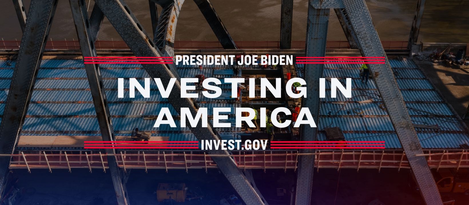 Präsident Joe Biden steht neben einer Brücke mit dem Text "Investing in America" und verstreuten Gegenständen im Vordergrund.