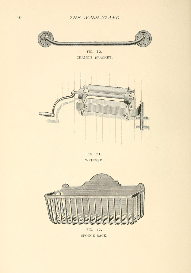 Eine handgezeichnete Skizze auf Papier von einem Toilettenpapierhalter und einem Korb, begleitet von handgeschriebenem Text, der die Gegenstände beschreibt.