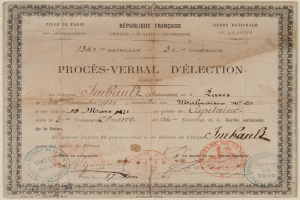 Ein altes Dokument, wahrscheinlich eine Wahlurne, mit handgeschriebener Text und zwei Stempeln darauf.