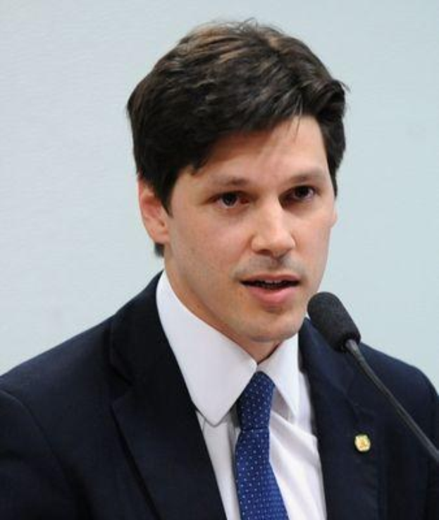 Ein Mann im Anzug spricht in ein Mikrofon, wahrscheinlich zu einer Regierungserklärung über ein Verbot des Internets.