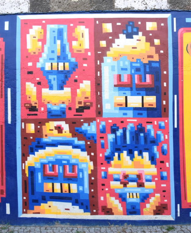 Ein Buntes Wandgemälde An Der Seite Eines Gebäudes In Berlin, Deutschland, Mit Einer Vielfalt An Formen Und Vibranten Farben.